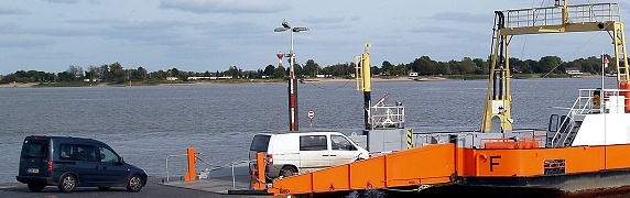 Zwei PKW fahren auf die Weserfähre Brake-Sandstedt