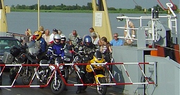 Zweiräder und Personen nutzen die Weserfähre gerne für Ausflüge entlang der Weser.
